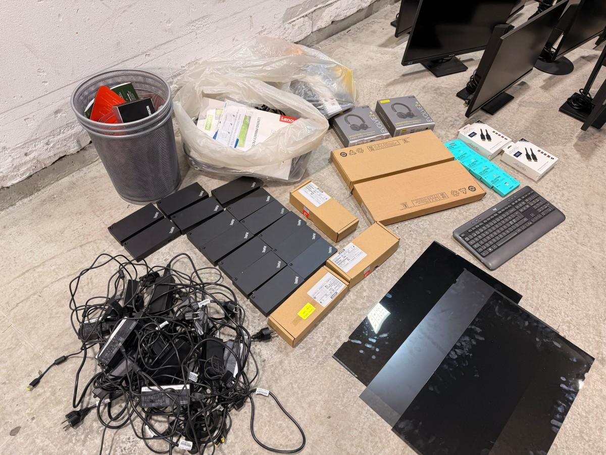 Parti med dataskjermer, dokkingstasjoner og datatilbehør
