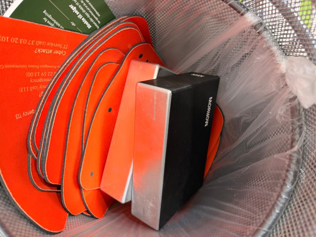 Parti med dataskjermer, dokkingstasjoner og datatilbehør