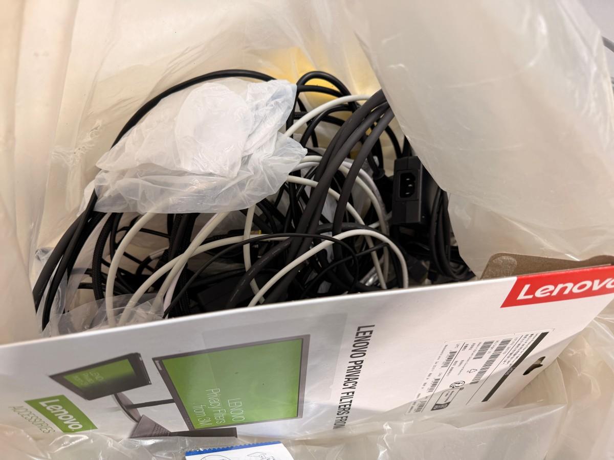 Parti med dataskjermer, dokkingstasjoner og datatilbehør