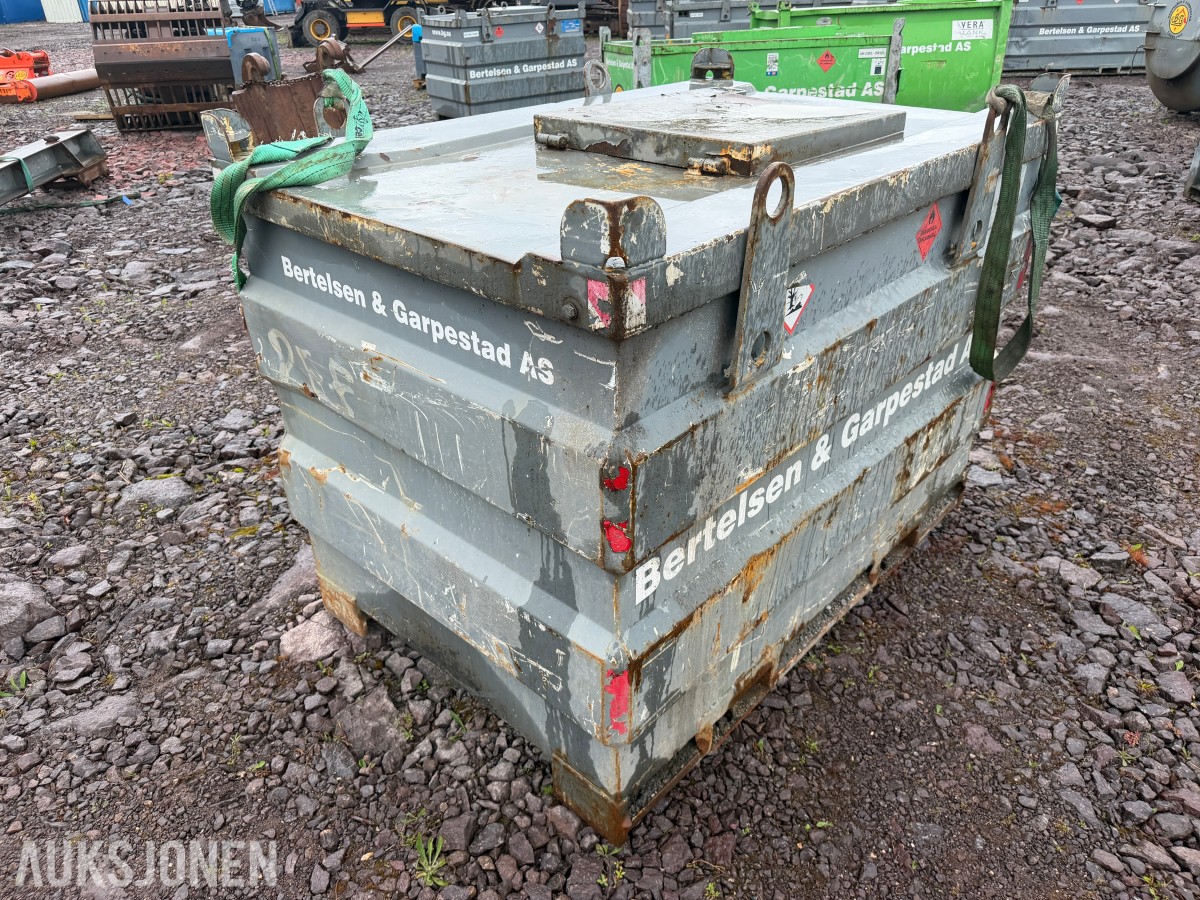 2015 Vera Dieseltank 1000L – Ca. 60 % innhold