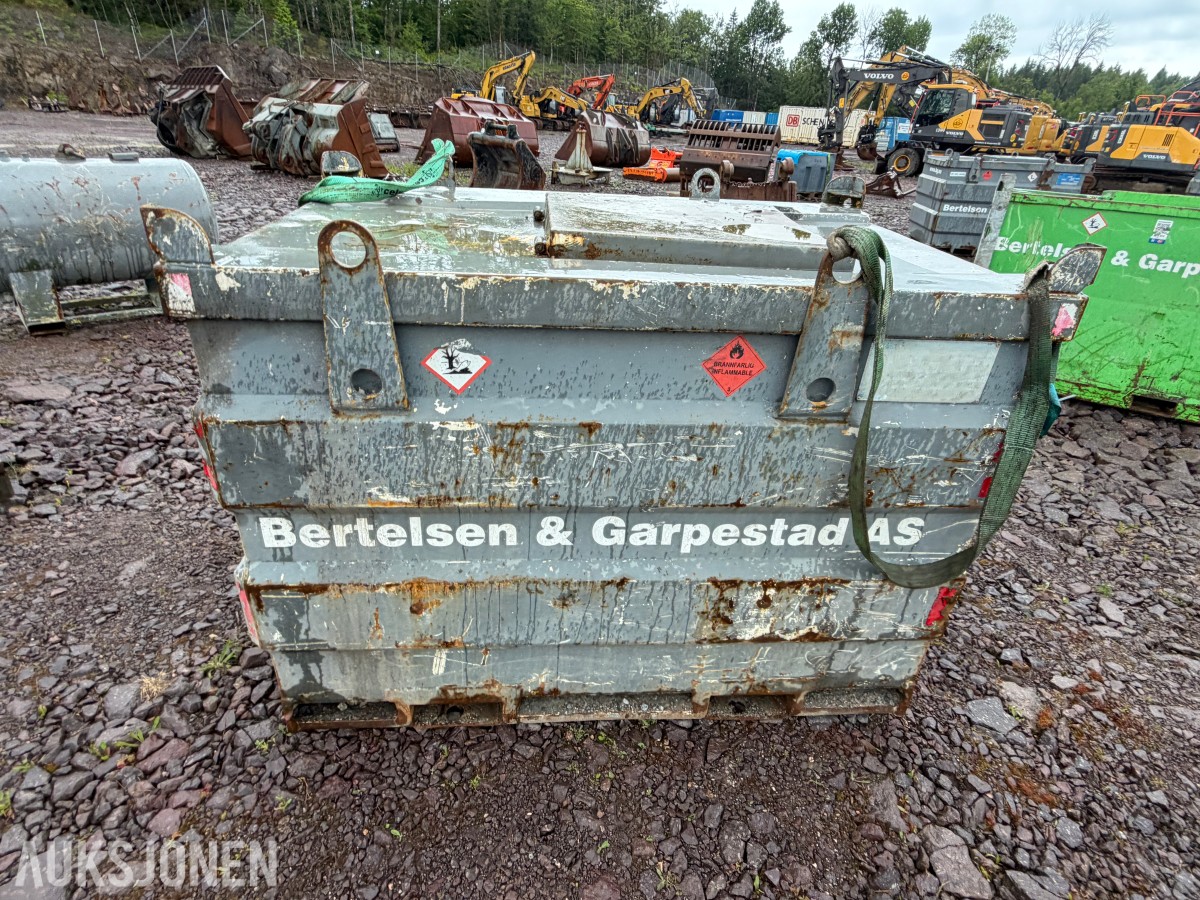 2015 Vera Dieseltank 1000L – Ca. 60 % innhold