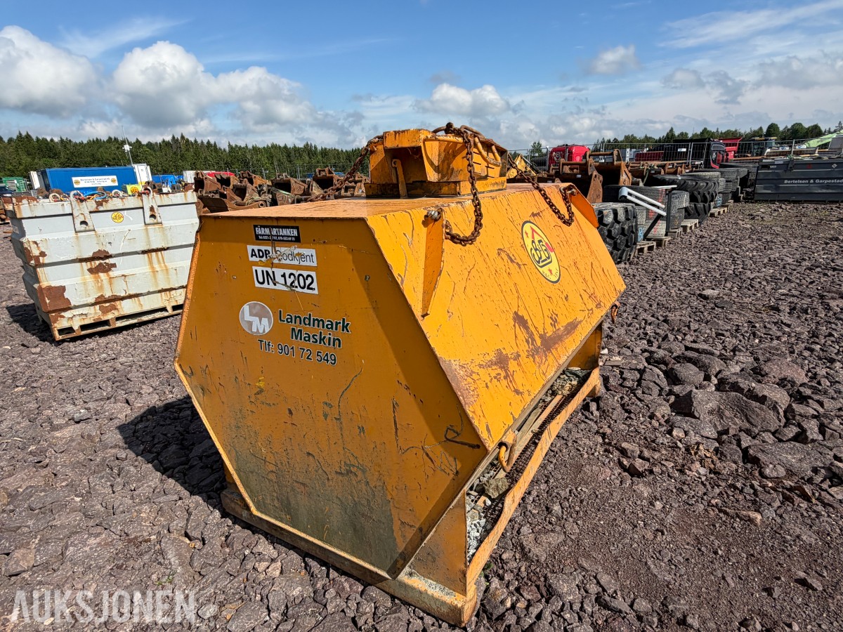 Deseltank Färmartanken AB – 2000 liter - (Ca 900L på tankken)