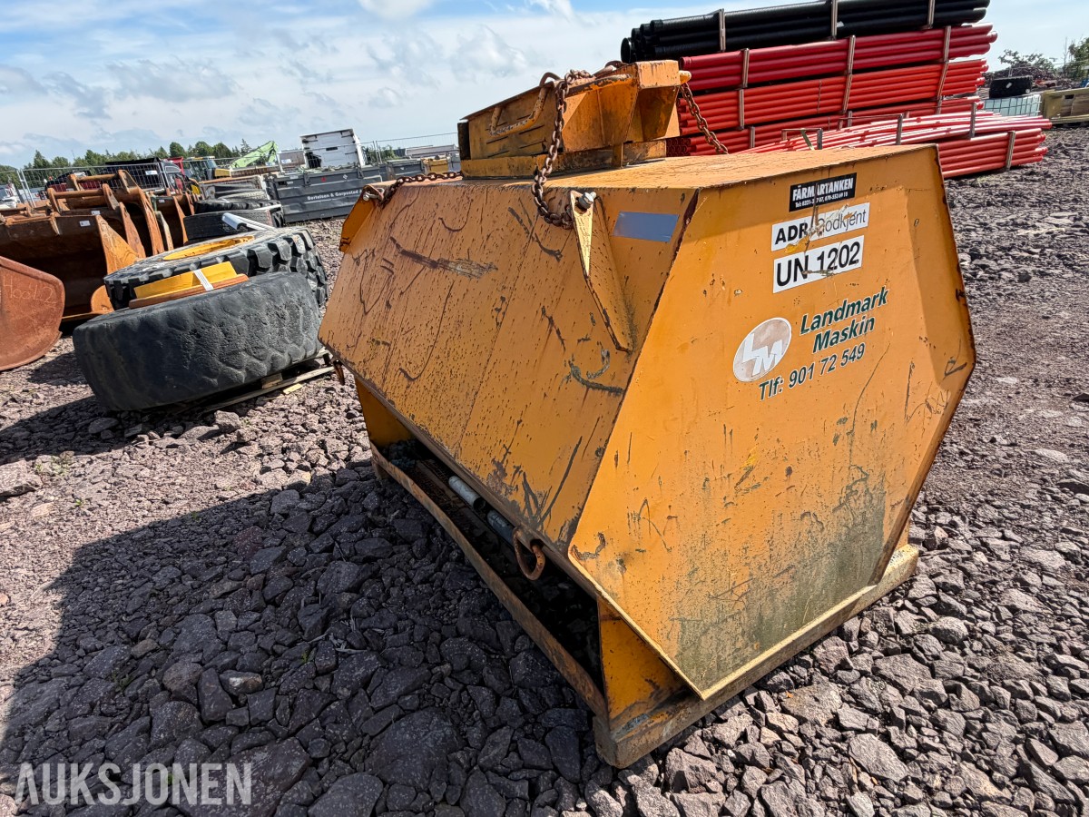 Deseltank Färmartanken AB – 2000 liter - (Ca 900L på tankken)