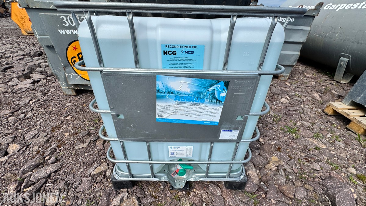 1000 L IBC-container med AdBlue – Arom Dekor