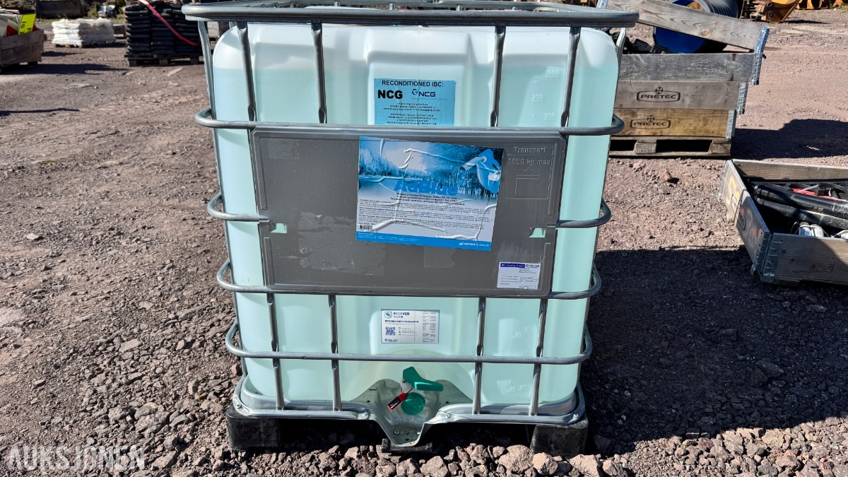 1000 L IBC-container med AdBlue – Arom Dekor