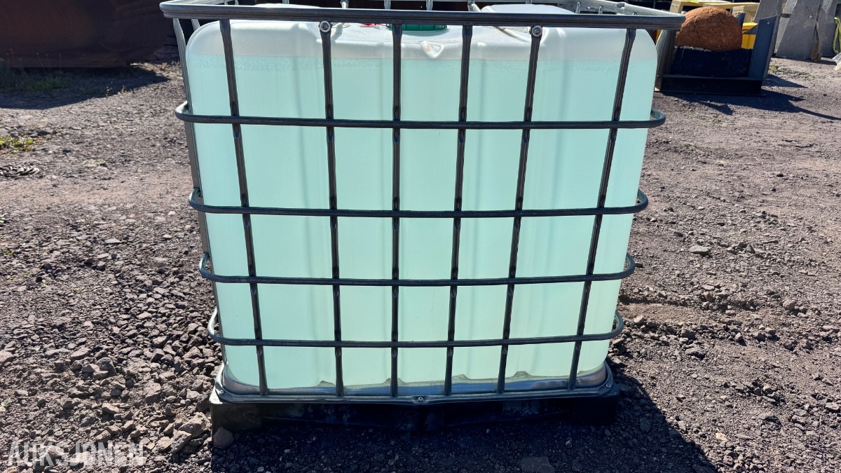 1000 L IBC-container med AdBlue – Arom Dekor