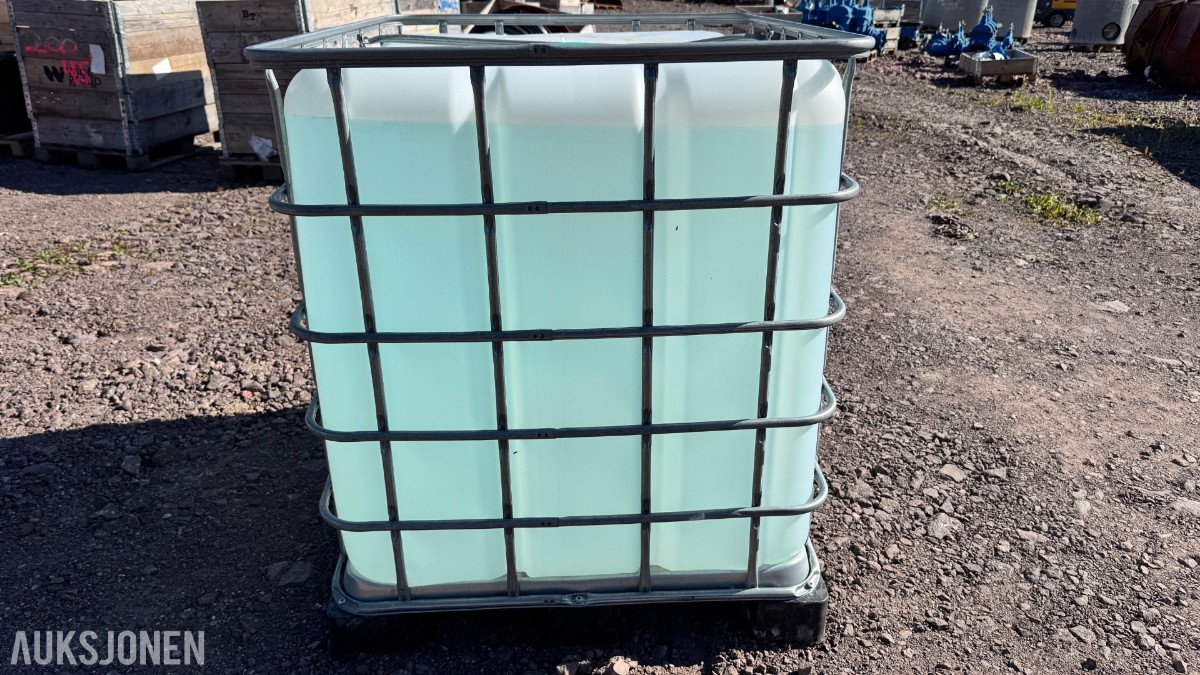 1000 L IBC-container med AdBlue – Arom Dekor