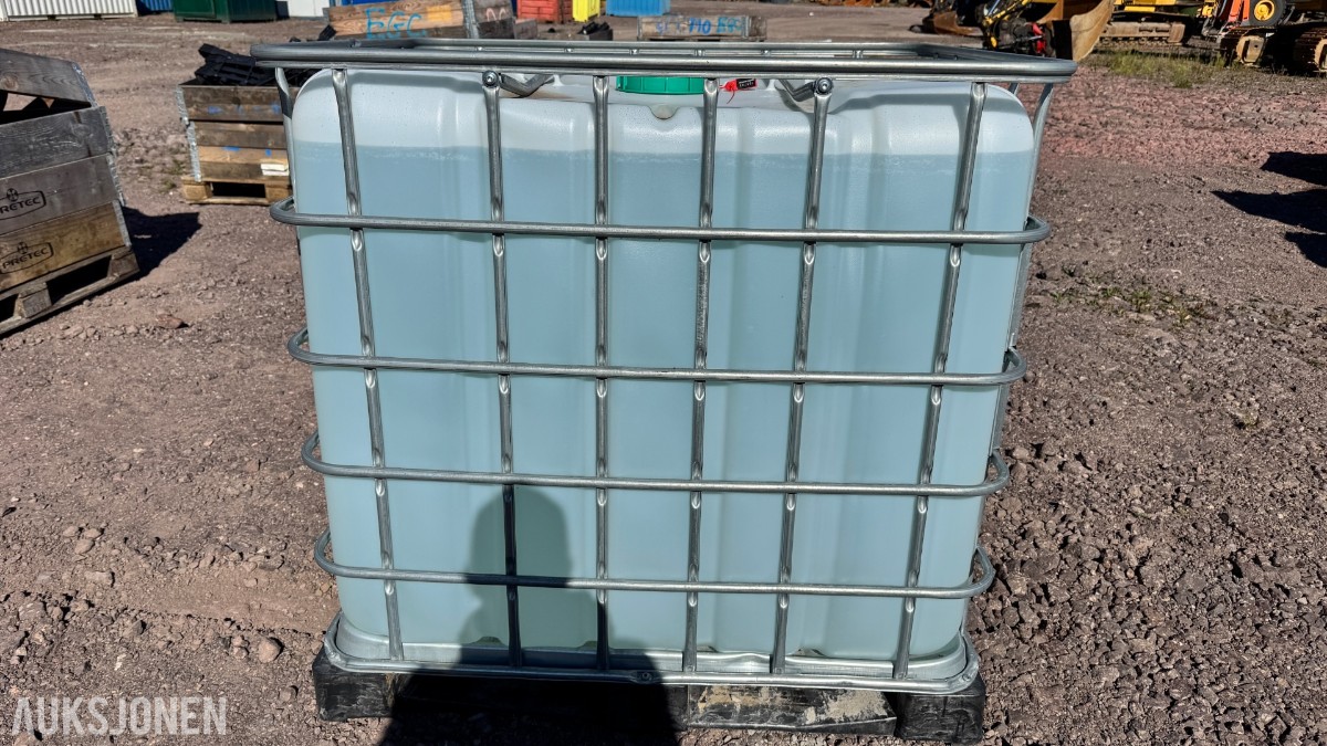 1000 L IBC-container med AdBlue – Arom Dekor