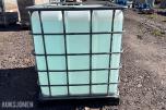 1000 L IBC-container med AdBlue – Arom Dekor