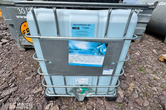 1000 L IBC-container med AdBlue – Arom Dekor