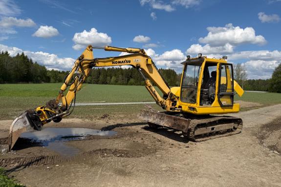 2000 Komatsu PC95 beltegraver med Engcon rotortilt, pusseskuffe, graveskuffe og skjær - SMP8-feste