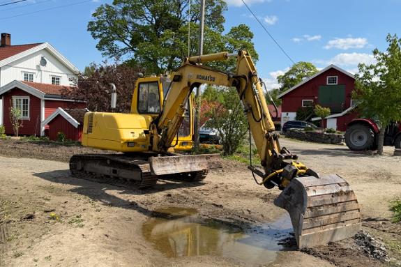 2000 Komatsu PC95 beltegraver med Engcon rotortilt, pusseskuffe, graveskuffe og skjær - SMP8-feste