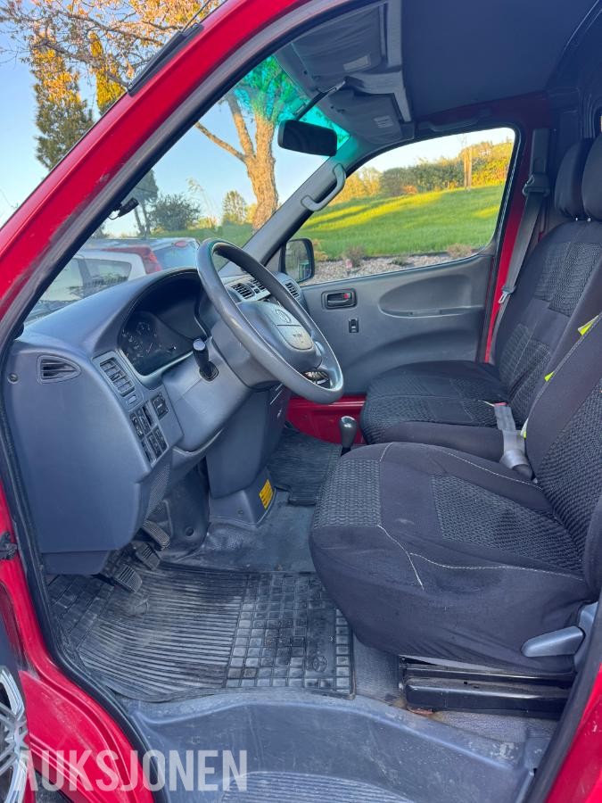 2004 Toyota HiAce 2.5-102 D 4WD, 292256km