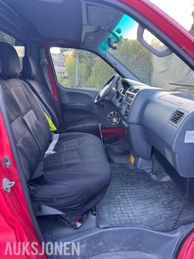 2004 Toyota HiAce 2.5-102 D 4WD, 292256km