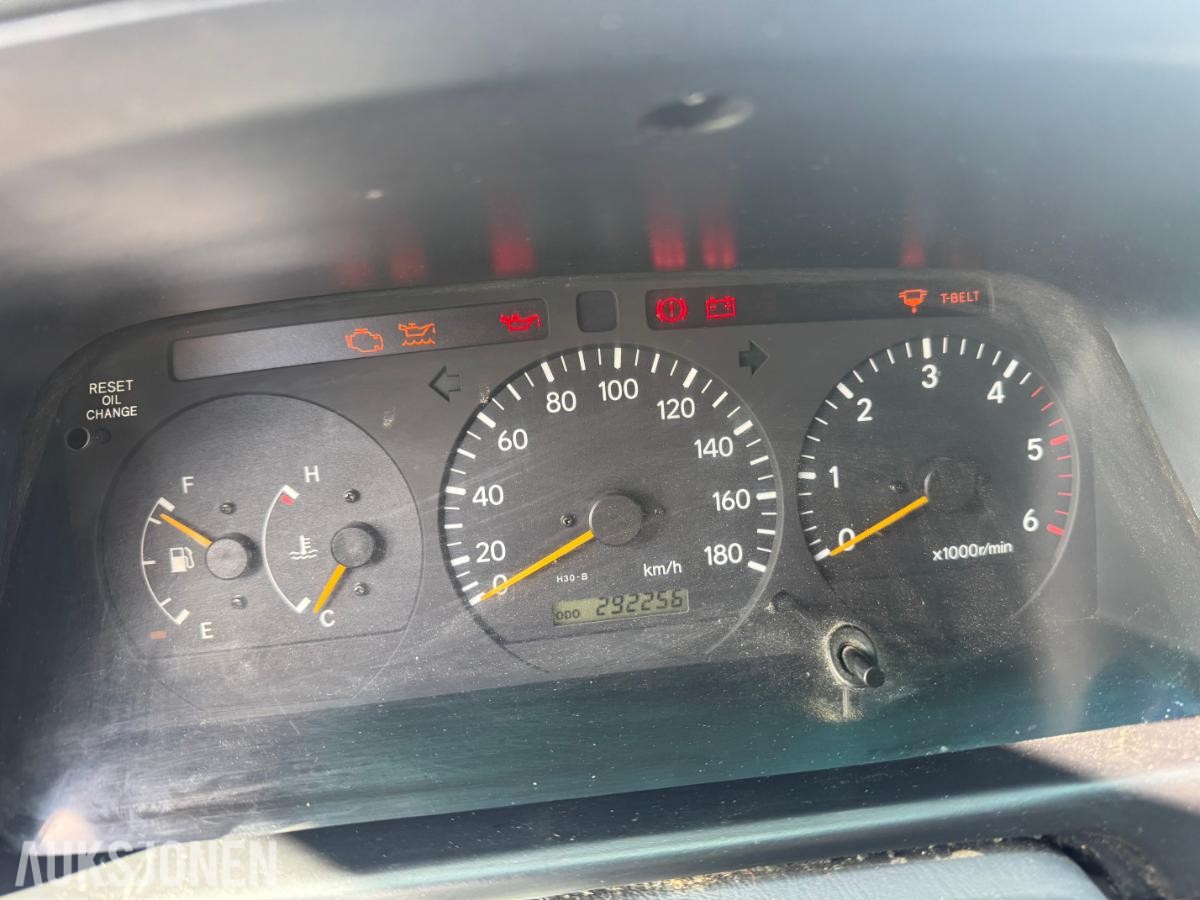 2004 Toyota HiAce 2.5-102 D 4WD, 292256km