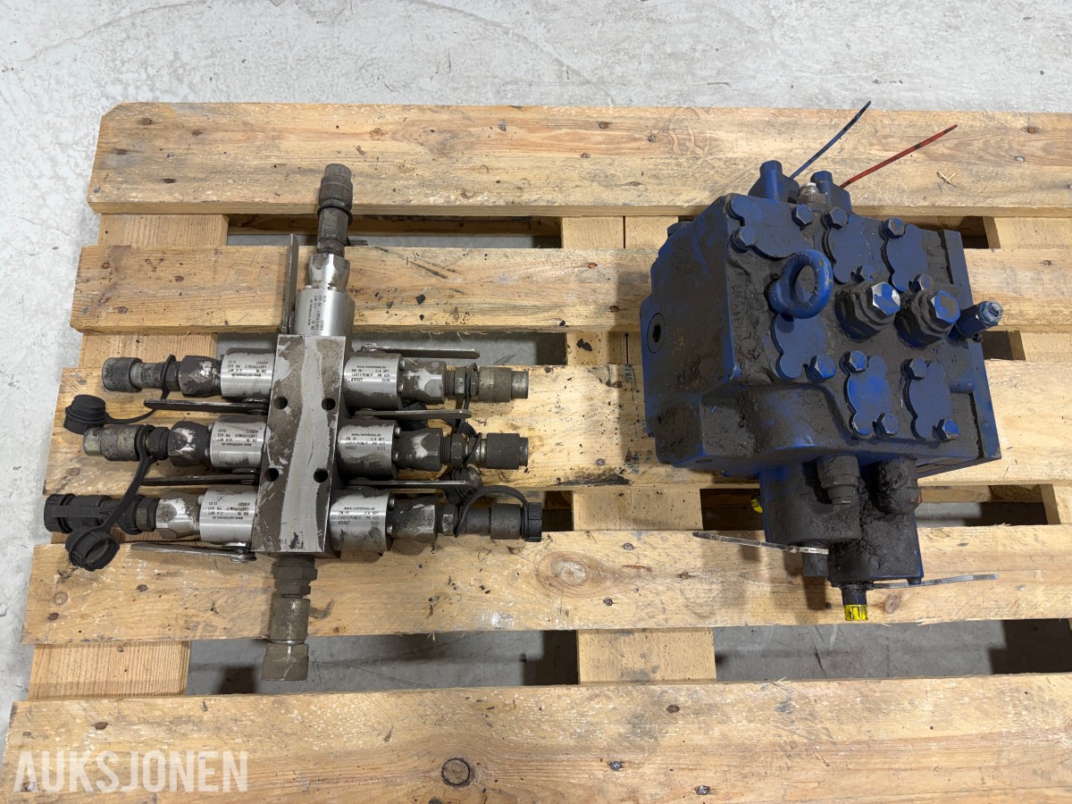 Liebherr hydraulikkblokk med ventiler og koblinger – industrielt hydraulikksystem 