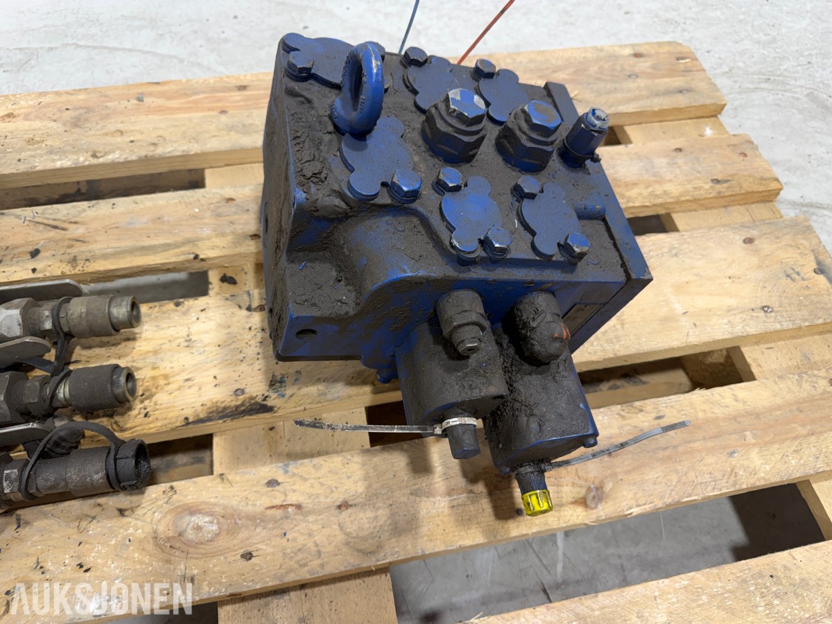 Liebherr hydraulikkblokk med ventiler og koblinger – industrielt hydraulikksystem 