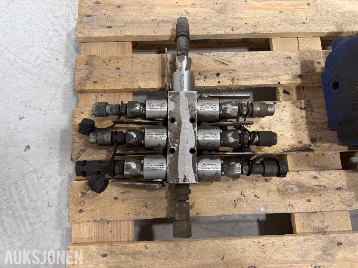 Liebherr hydraulikkblokk med ventiler og koblinger – industrielt hydraulikksystem 
