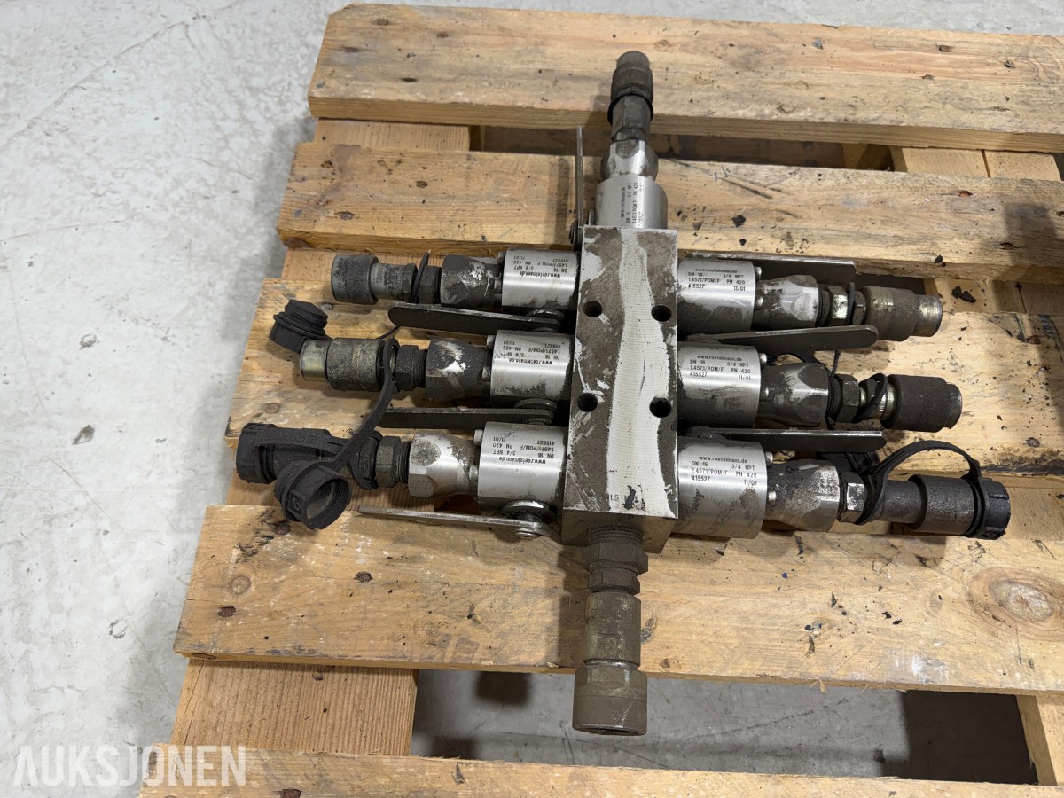 Liebherr hydraulikkblokk med ventiler og koblinger – industrielt hydraulikksystem 