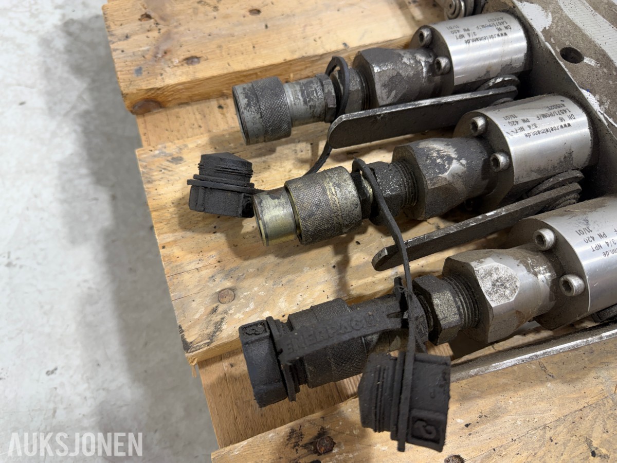 Liebherr hydraulikkblokk med ventiler og koblinger – industrielt hydraulikksystem 