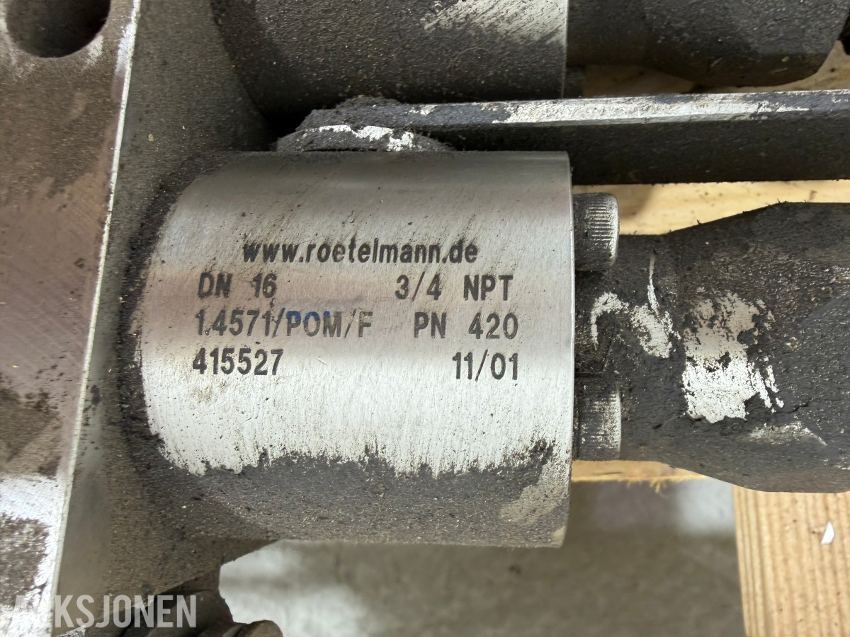 Liebherr hydraulikkblokk med ventiler og koblinger – industrielt hydraulikksystem 