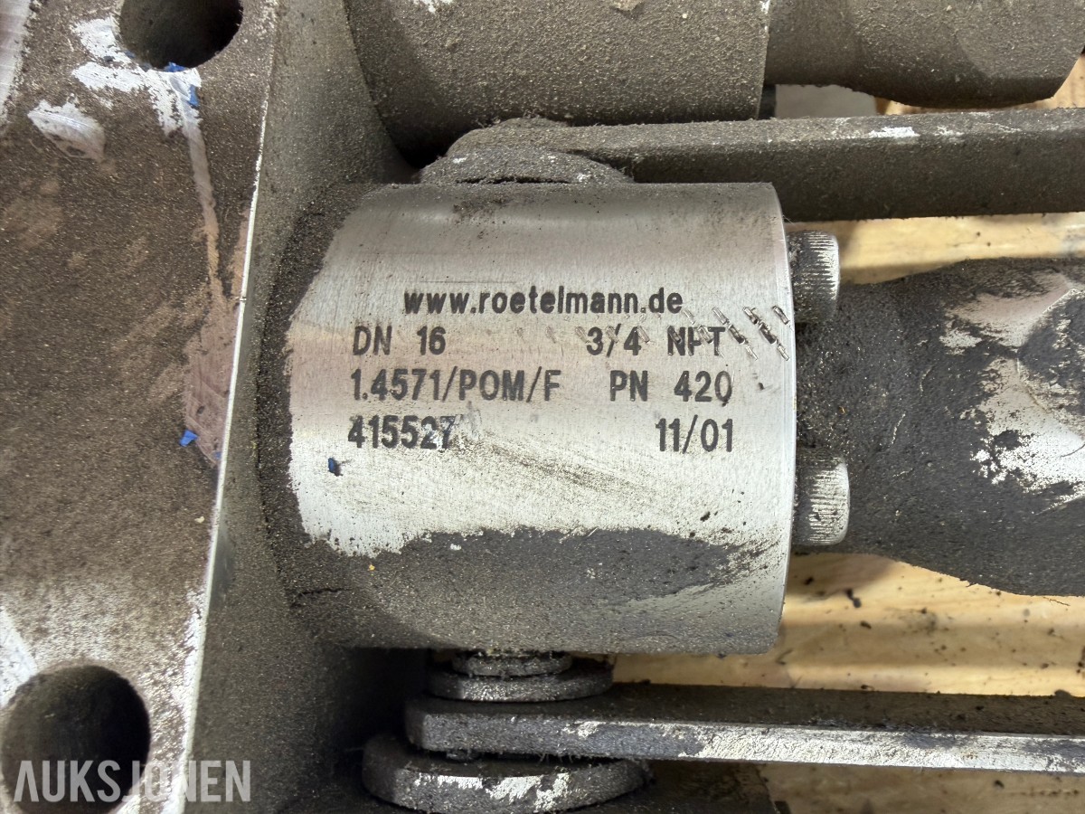 Liebherr hydraulikkblokk med ventiler og koblinger – industrielt hydraulikksystem 