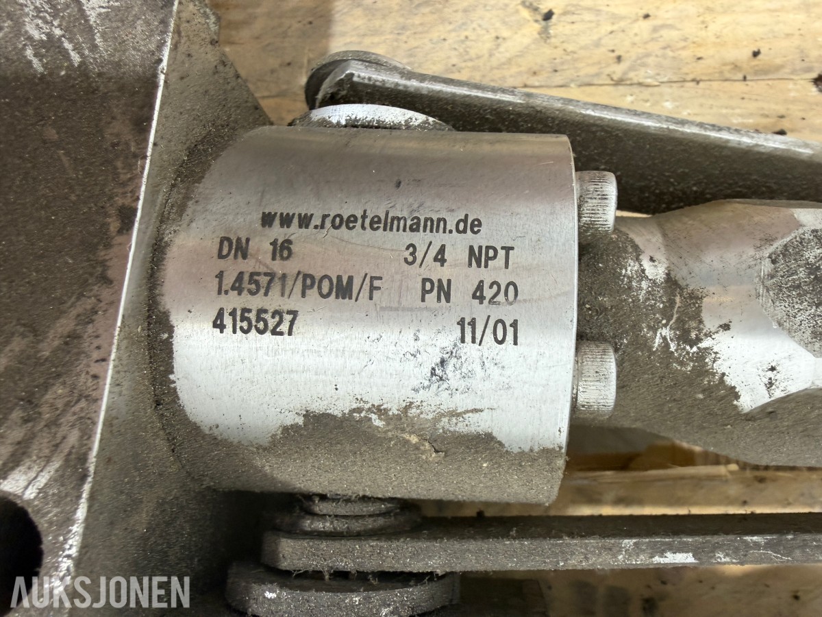 Liebherr hydraulikkblokk med ventiler og koblinger – industrielt hydraulikksystem 