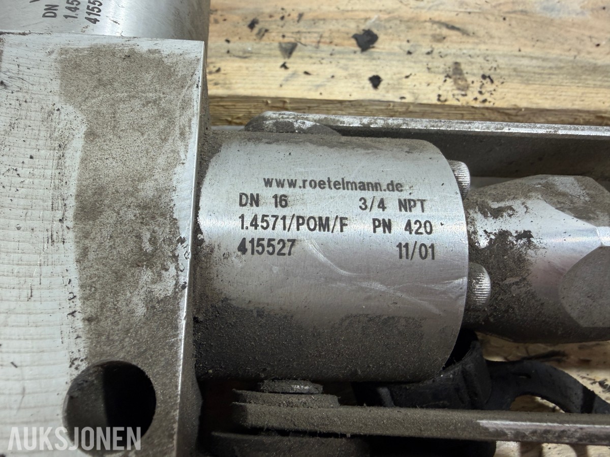 Liebherr hydraulikkblokk med ventiler og koblinger – industrielt hydraulikksystem 