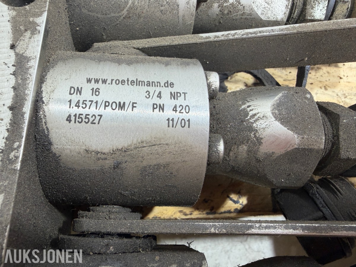 Liebherr hydraulikkblokk med ventiler og koblinger – industrielt hydraulikksystem 