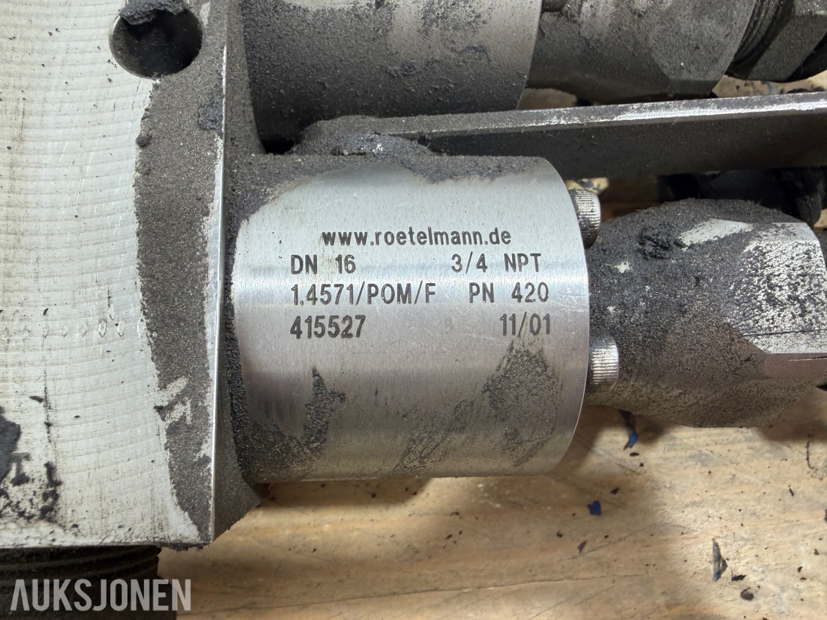 Liebherr hydraulikkblokk med ventiler og koblinger – industrielt hydraulikksystem 