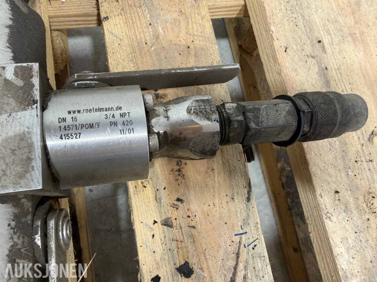 Liebherr hydraulikkblokk med ventiler og koblinger – industrielt hydraulikksystem 