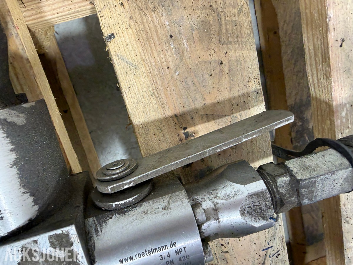 Liebherr hydraulikkblokk med ventiler og koblinger – industrielt hydraulikksystem 