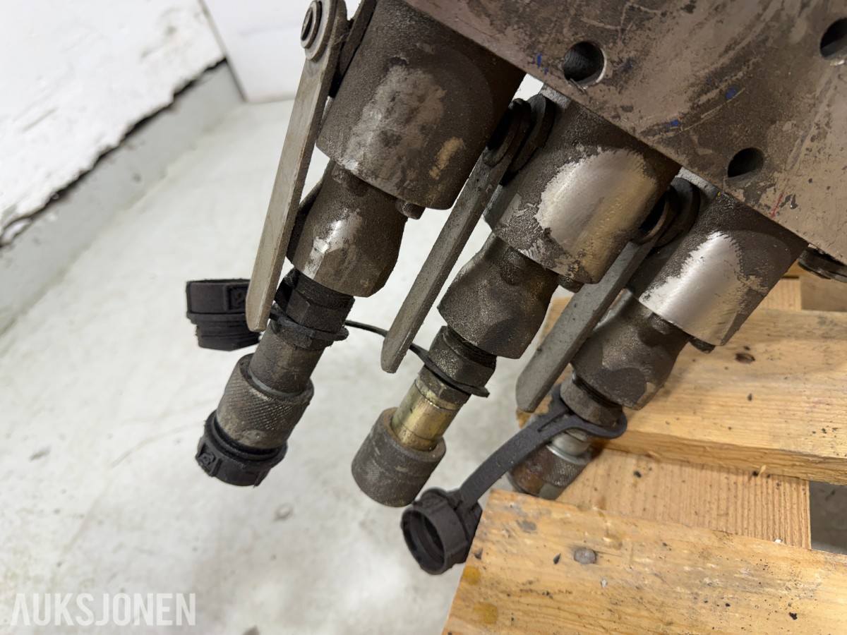 Liebherr hydraulikkblokk med ventiler og koblinger – industrielt hydraulikksystem 