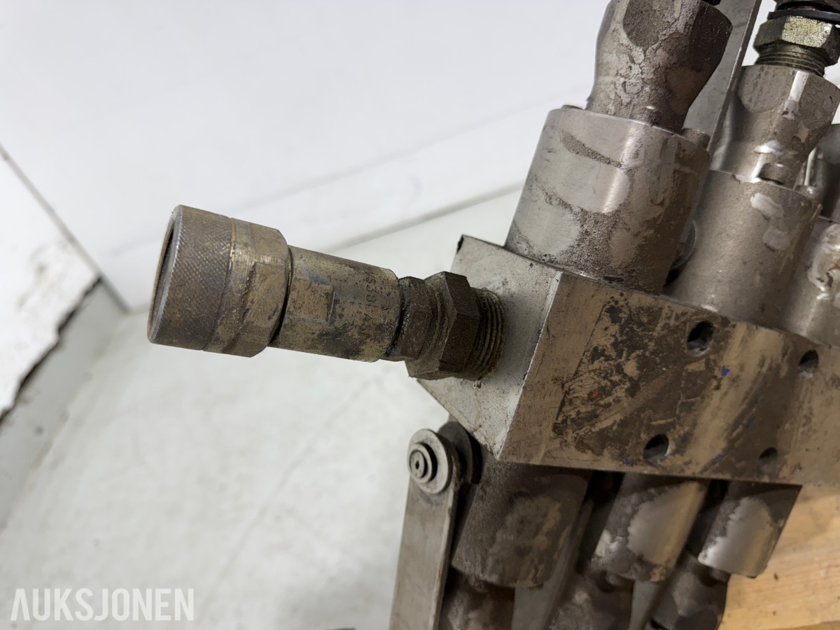 Liebherr hydraulikkblokk med ventiler og koblinger – industrielt hydraulikksystem 