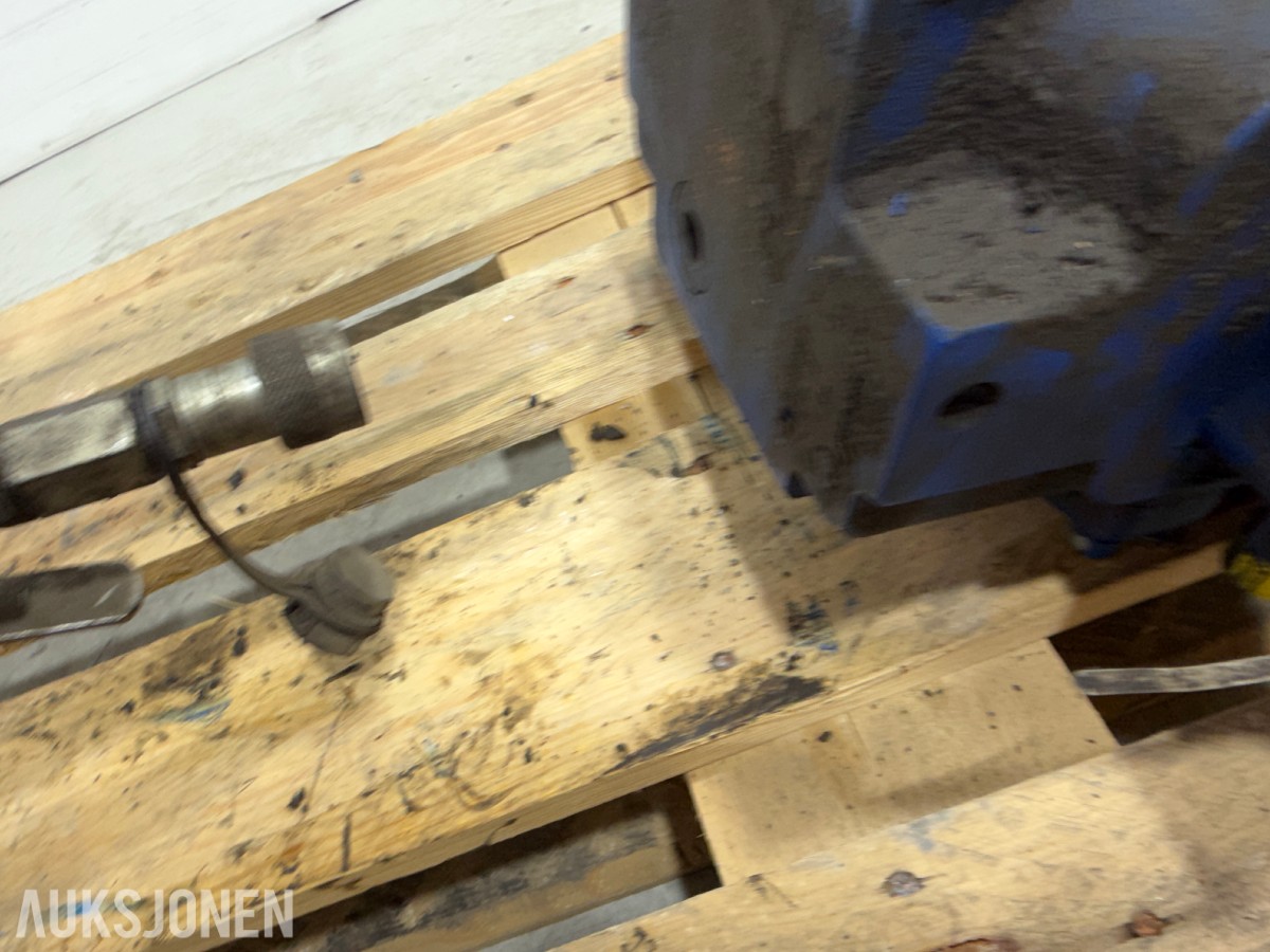 Liebherr hydraulikkblokk med ventiler og koblinger – industrielt hydraulikksystem 