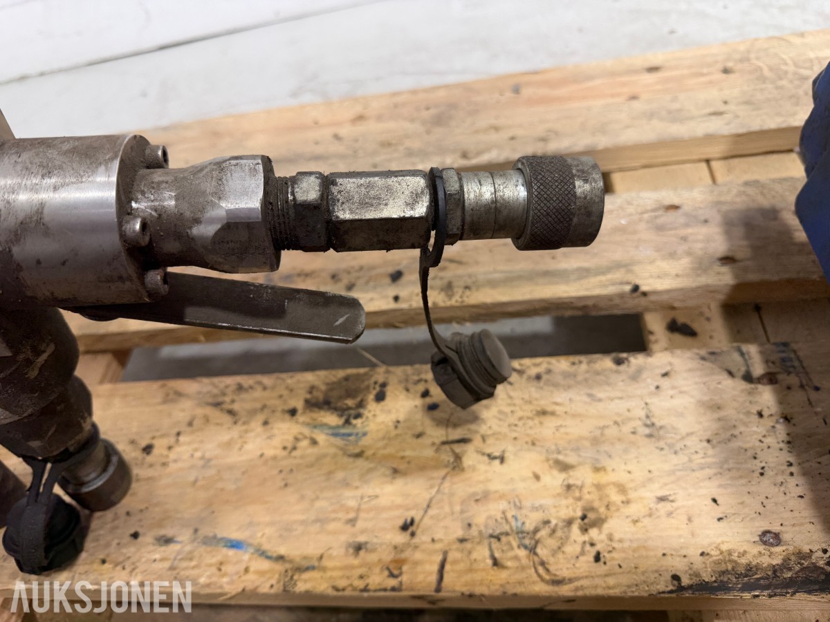 Liebherr hydraulikkblokk med ventiler og koblinger – industrielt hydraulikksystem 