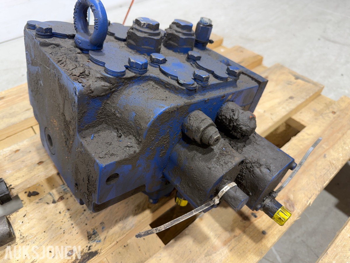 Liebherr hydraulikkblokk med ventiler og koblinger – industrielt hydraulikksystem 