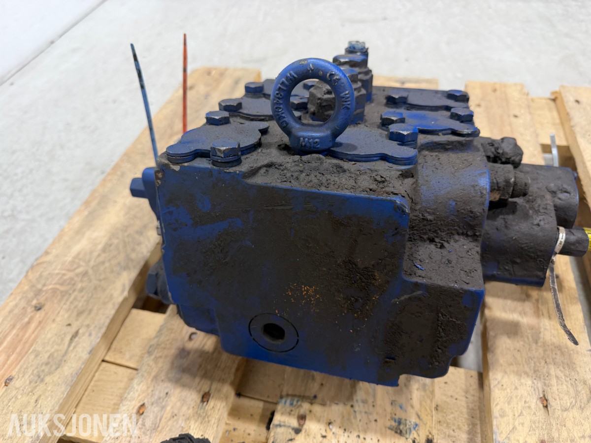 Liebherr hydraulikkblokk med ventiler og koblinger – industrielt hydraulikksystem 