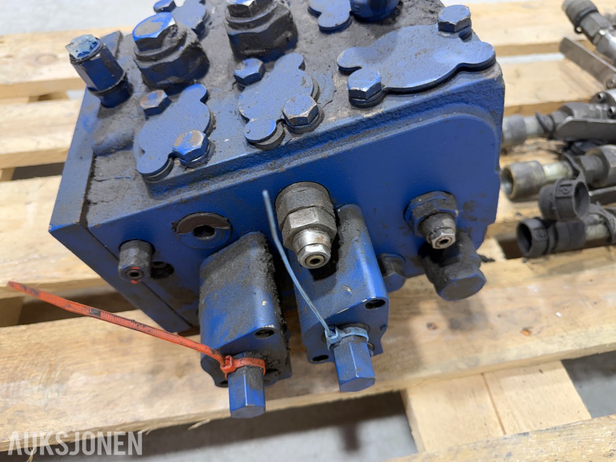 Liebherr hydraulikkblokk med ventiler og koblinger – industrielt hydraulikksystem 
