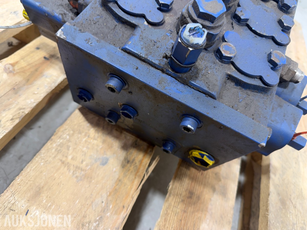 Liebherr hydraulikkblokk med ventiler og koblinger – industrielt hydraulikksystem 
