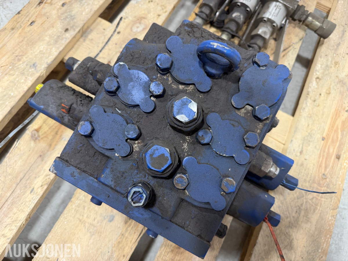 Liebherr hydraulikkblokk med ventiler og koblinger – industrielt hydraulikksystem 