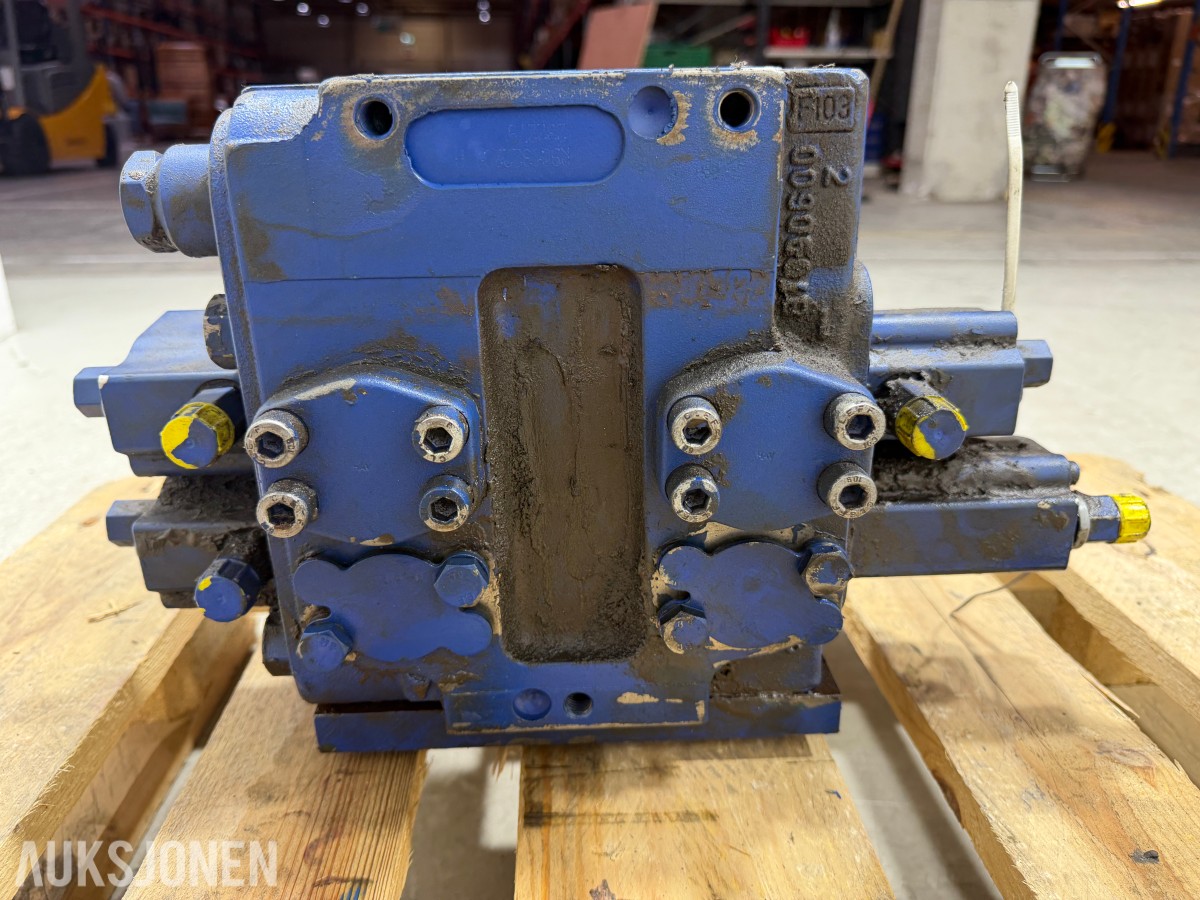 Liebherr hydraulikkblokk med ventiler og koblinger – industrielt hydraulikksystem 