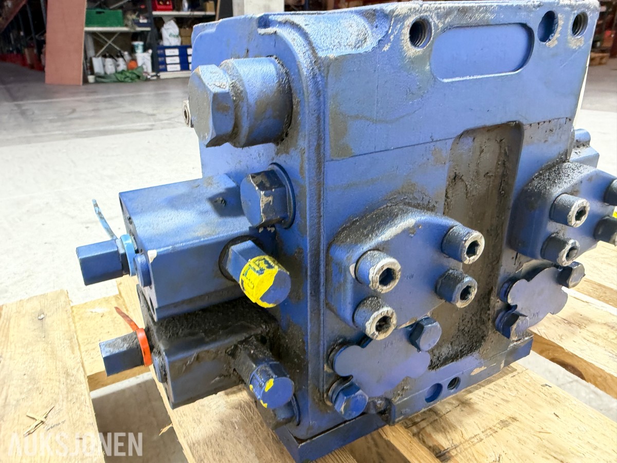 Liebherr hydraulikkblokk med ventiler og koblinger – industrielt hydraulikksystem 