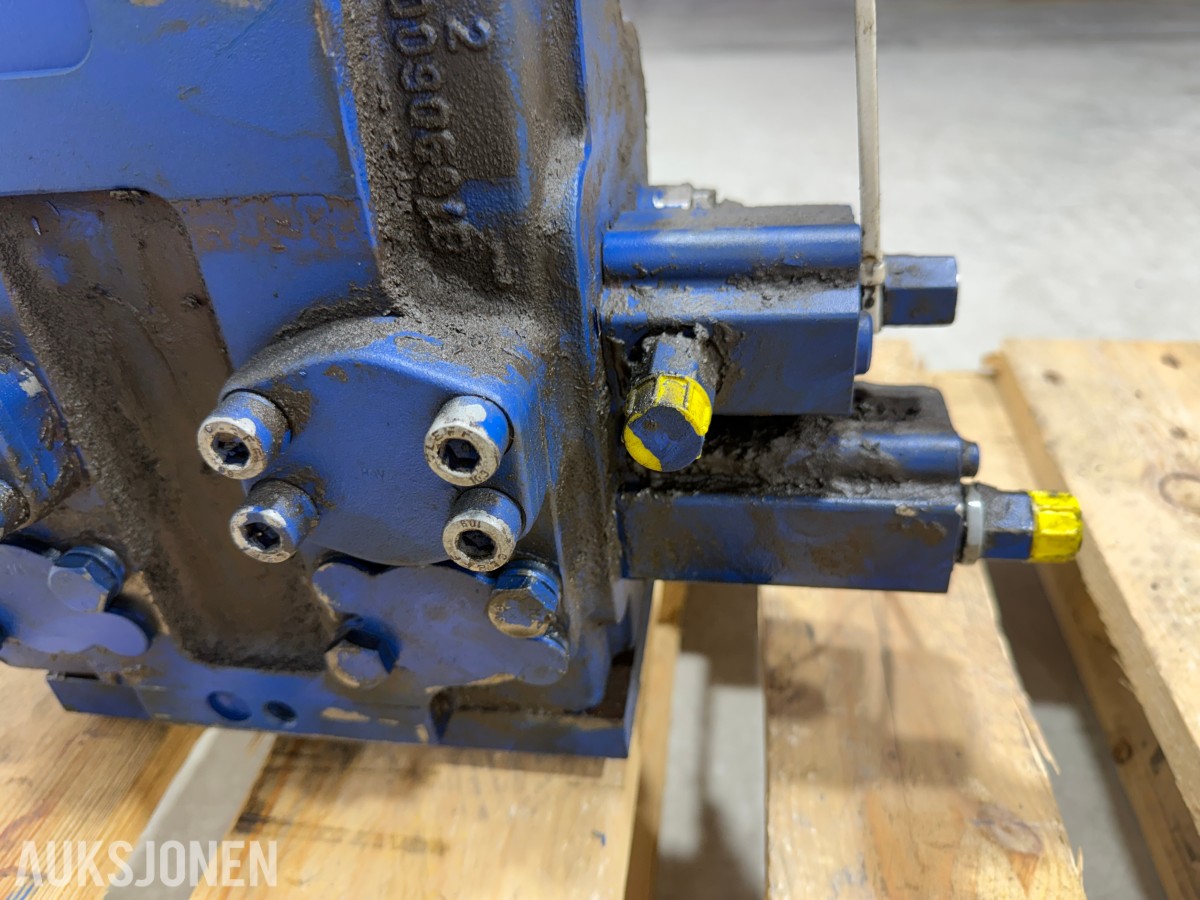 Liebherr hydraulikkblokk med ventiler og koblinger – industrielt hydraulikksystem 