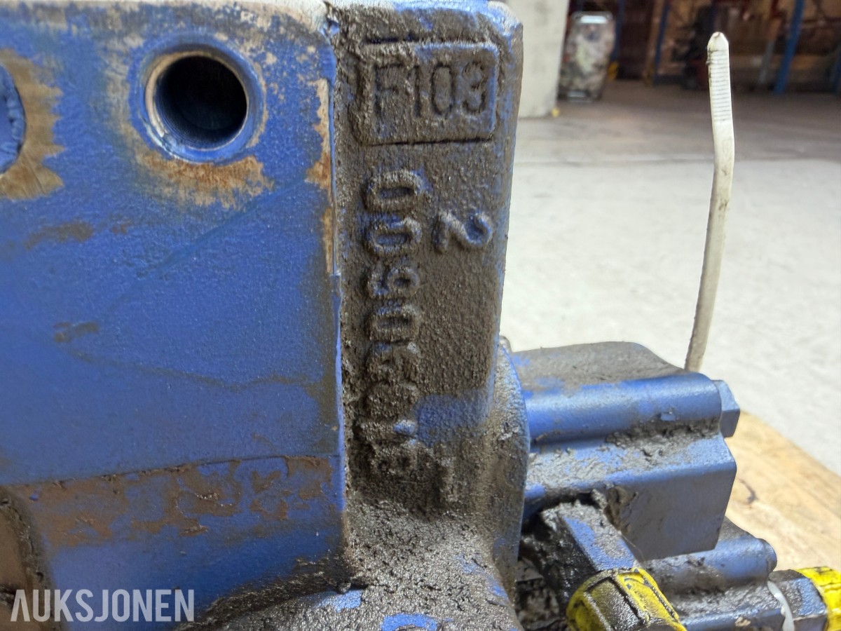 Liebherr hydraulikkblokk med ventiler og koblinger – industrielt hydraulikksystem 
