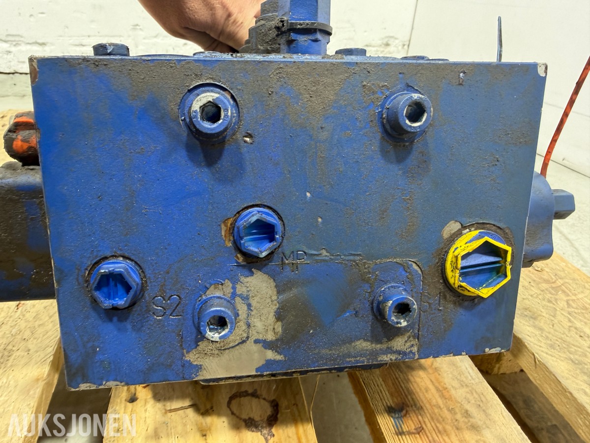 Liebherr hydraulikkblokk med ventiler og koblinger – industrielt hydraulikksystem 