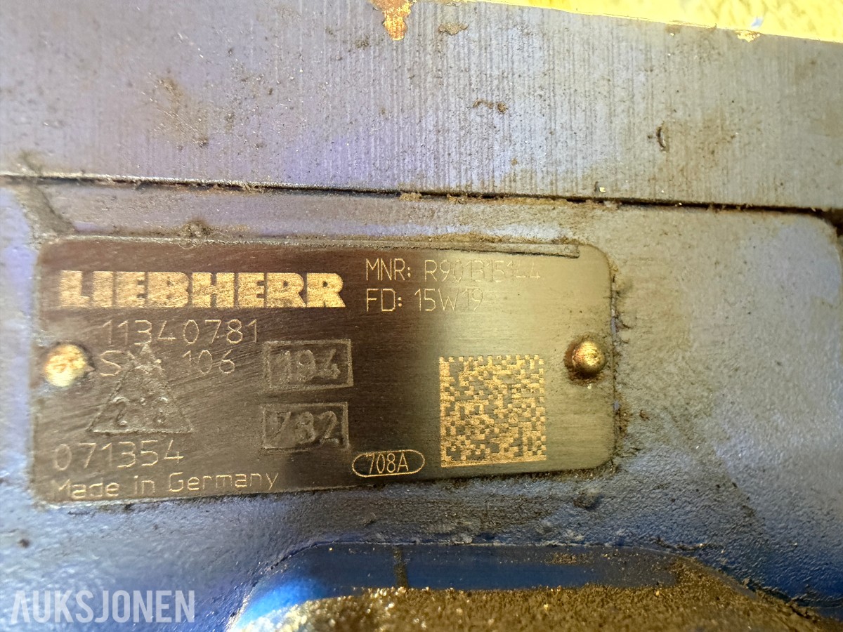 Liebherr hydraulikkblokk med ventiler og koblinger – industrielt hydraulikksystem 
