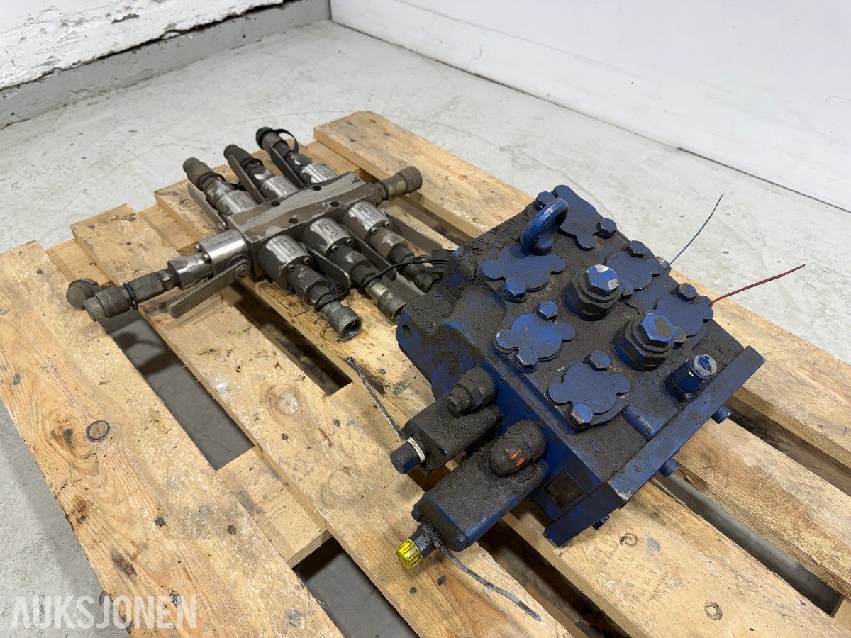 Liebherr hydraulikkblokk med ventiler og koblinger – industrielt hydraulikksystem 