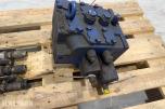 Liebherr hydraulikkblokk med ventiler og koblinger – industrielt hydraulikksystem 