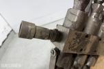 Liebherr hydraulikkblokk med ventiler og koblinger – industrielt hydraulikksystem 